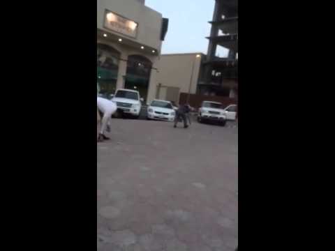 النقود تتناثر في شوارع الكويت