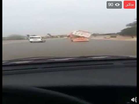 شاهد سائق مجنون يقود سيارة مقطورة دون عجلات