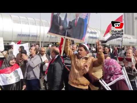 مواطنون يستقبلون بوتين في مطار القاهرة