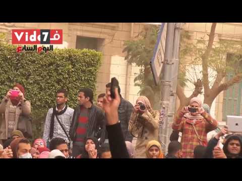 طلاب الإخوان يرفعون المصاحف في جامعة القاهرة