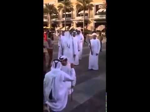 أجنبيات يبدعن في الرقص في احتفالات الإمارات