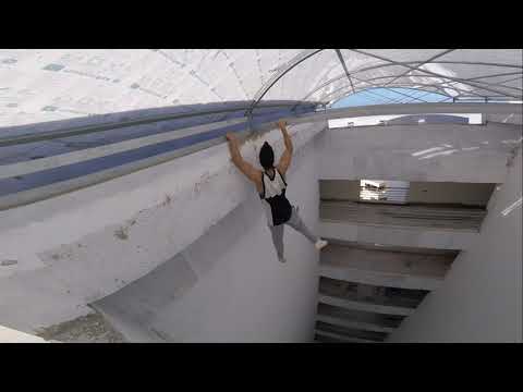 شاهد مسافر ملّ من الانتظار داخل طائرة فخرج من الجناح