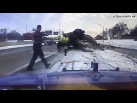 شاهد لحظة انقلاب شاحنة محملة بالحجارة