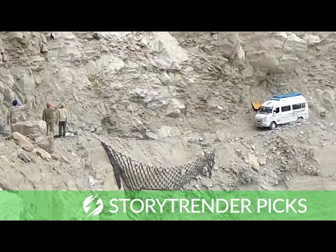 لحظة عبور سيارتين لأخطر طريق فى الهند