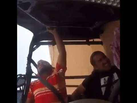 لحظة انقلاب سيارة أكثر من مرة يستقلها شابان