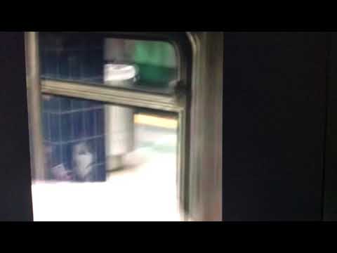 رجل ضخم يتعرض لموقف محرج في محاولة للحاق بقطار