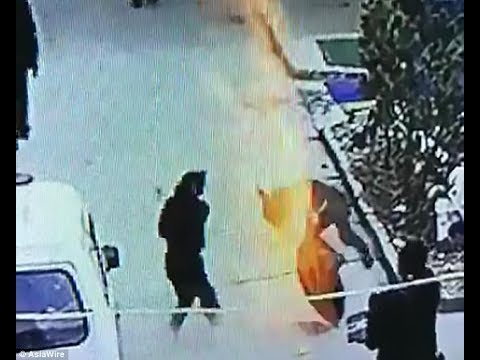 انفجار بالوعة في وجه صبي تطيره في الهواء