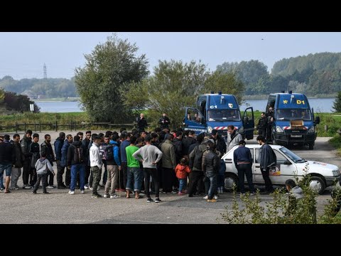 شاهد جرحى في صدامات عنيفة بين مهاجرين في مخيم كاليه