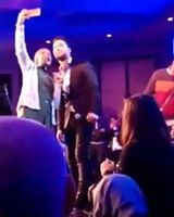 شاهد فتاة تصرّ على التصوير مع أحمد جمال وتقبله في يده