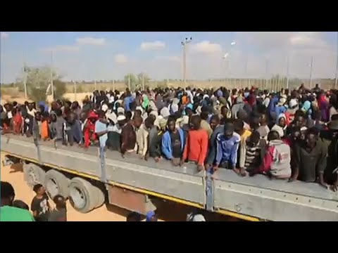 شاهد قتلى وجرحى في حادث اصطدام شاحنة في ليبيا