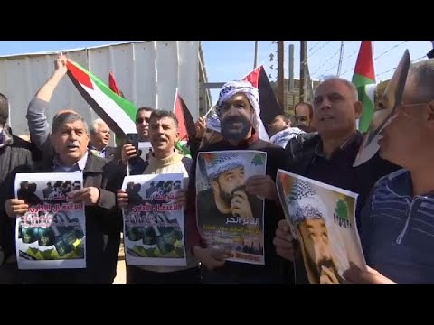 شاهد الجيش الإسرائيلي يفض مسيرة سلمية قرب رام الله بالرصاص وقنابل الغاز