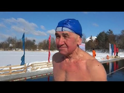 شاهد منافسات في روسيا للسباحة في برودة تقل عن 10 درجات