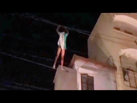 شاهد مريض نفسيًّا يمشي على كابلات الكهرباء