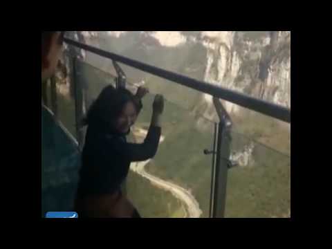 لحظة سحب سائحة مذعورة فوق جسر زجاجي