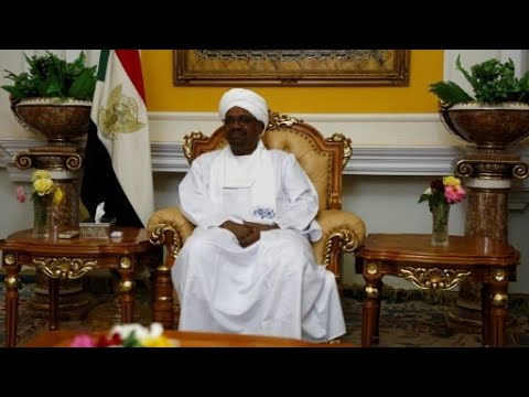 شاهد الرئيس السوداني يلتقي نظيره المصري في القاهرة