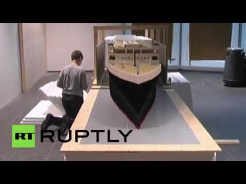طفل مصاب بالتوحد يبني سفينة تيتانيك