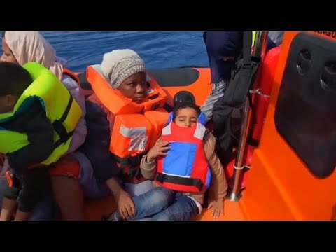 شاهد منظمة إسبانية تنقذ 105 مهاجرين بالقرب من السواحل الليبية