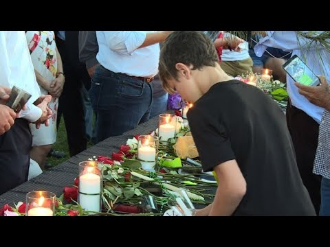 شاهدإضاءة شموع في تكساس تكريمًا لضحايا إطلاق النار في مدرسة ثانوية