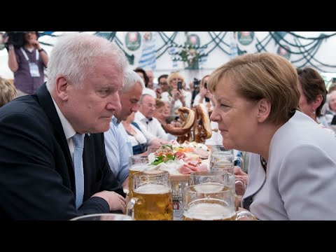 شاهدميركل ترفض المهلة التي حددها وزير الداخلية بشأن أزمة المهاجرين