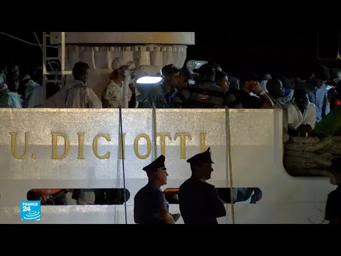 سفينة تحمل أكثر من 500 مهاجر ترسو في صقلية