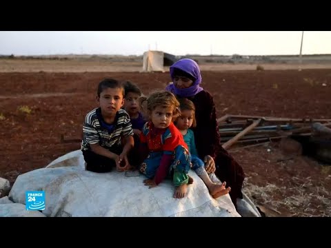 شاهدمئات السوريين يفرون من إدلب