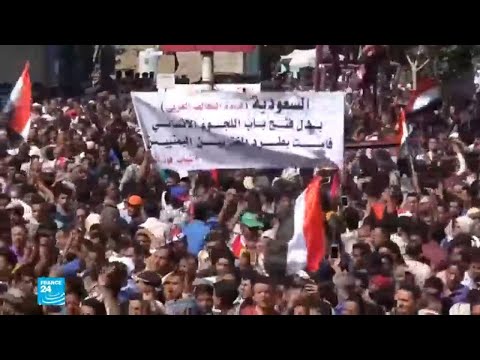 شاهد يمنيون يتظاهرون محافظة في تعز