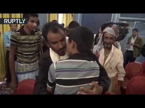 شاهد لحظة لمّ شمل 22 صبيًّا يمنيًّا مع ذويهم