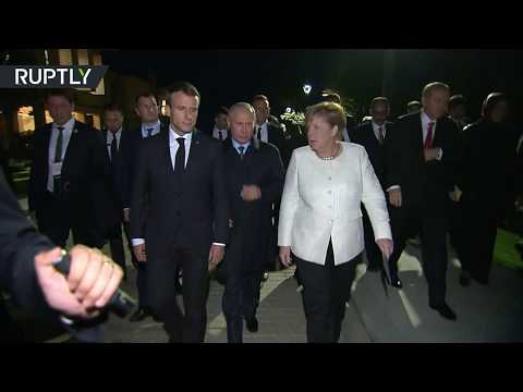 معطف بوتين يثير اهتمام ميركل خلال قمَّة اسطنبول