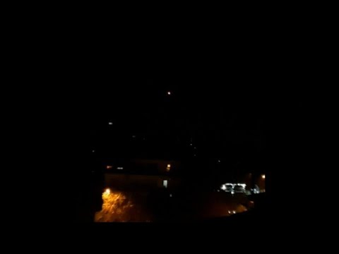شاهد الدفاعات الجوية السورية تتصدى لصواريخ الاحتلال الإسرائيلي فوق دمشق
