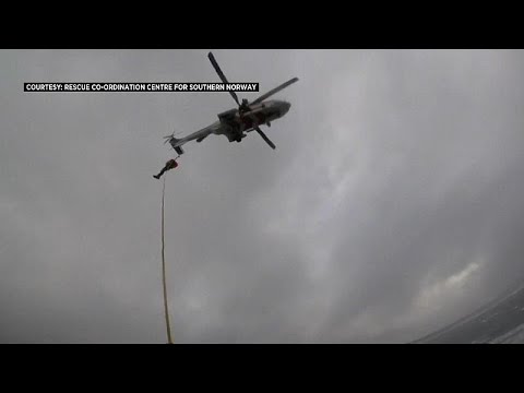 شاهد لحظات مُثيرة في عملية إنقاذ ركاب السفينة النرويجية فايكينغ سكاي