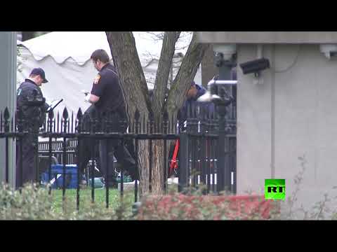 شاهد  رجل يشعل النار في سترته أمام البيت الأبيض