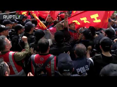 شاهد  الشرطة التركية تعتقل مُتظاهرين في عيد العمال