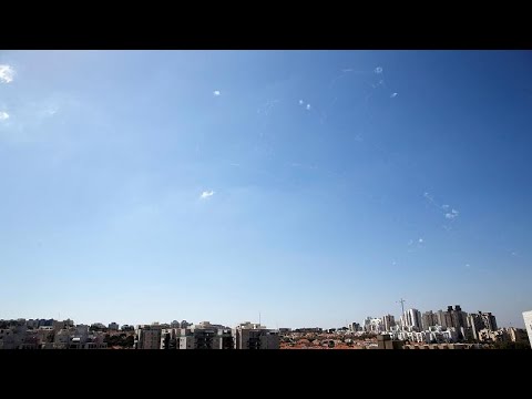 شاهد إسرائيل تزعُم إطلاق حماس وابلًا من الصواريخ باتجاه مدن تحت سيطرة الاحتلال