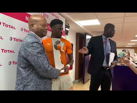 شاهد اختيار سيرج أوريي أفضل لاعب في لقاء الأفيال وجنوب أفريقيا‬