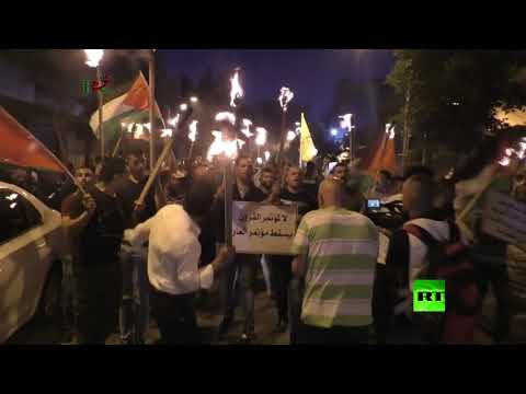 شاهد حرق مُجسم صفقة القرن في الخليل