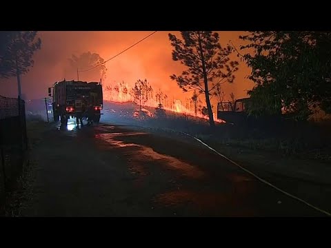 شاهد تعبئة كبيرة للسيطرة على حرائق وسط البرتغال بعد إصابة 20 شخصًا