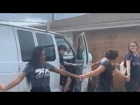 شاهد سكان ولاية تينيسي الأمريكية يشكلون سلسلة بشرية لحماية مهاجر من الترحيل