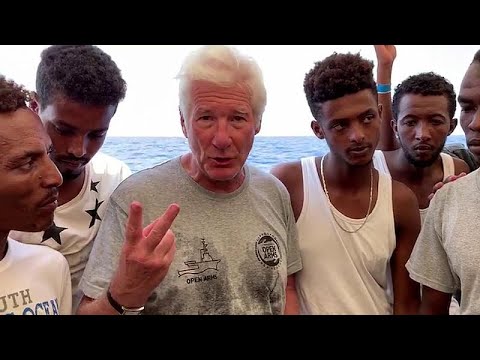 شاهد نجم هوليوود يزور سفينة لمهاجرين عالقين في البحر المتوسط رفضت دول أوروبية استقبالهم