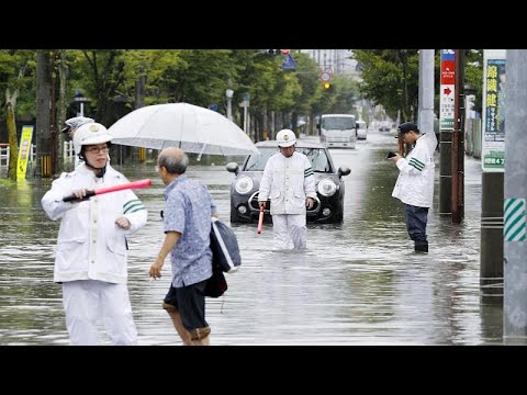 شاهد الأمطار الغزيرة تغمر شوارع اليابان