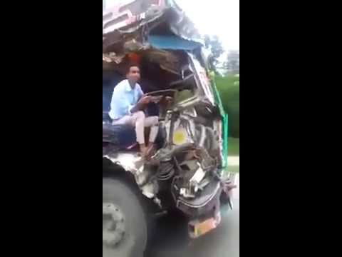 هندي يقود شاحنة محطمة