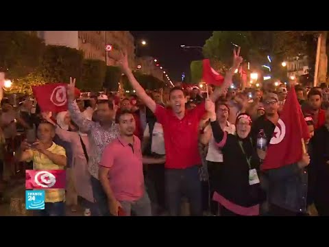 شاهد لحظات فخر التونسيين بديمقراطيتهم بعد انتخاب رئيس جديد للبلاد