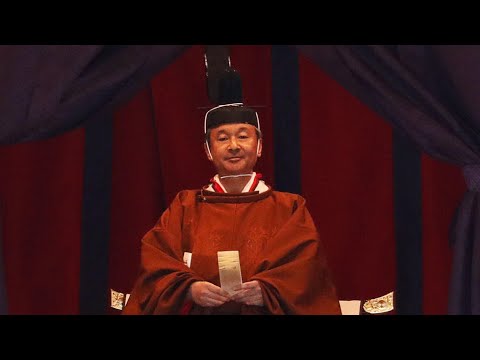 شاهد إمبراطور اليابان الجديد يعتلي العرش في حفل تنصيب رسمي