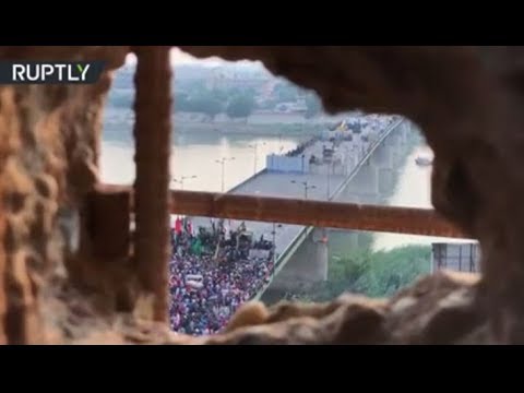شاهد متظاهرون يحاولون عبور جسر السنك القريب من المنطقة الخضراء في بغداد