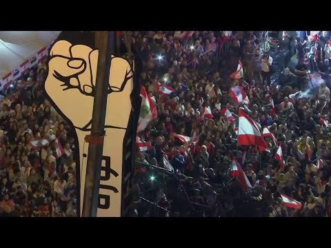 شاهد تنصيب مجسم الثورة اللبنانية الجديد