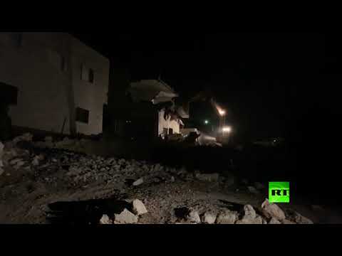 شاهد القوات الإسرائيلية تهدم منازل أسرى في الخليل