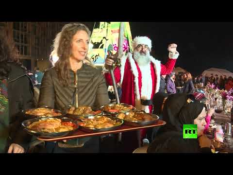 شاهد ساحة تظاهرات تتحول إلى ساحة مبادرة خيرية