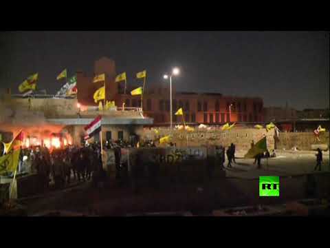 شاهد متظاهرون يحرقون البوابة الثانية للسفارة الأميركية في بغداد