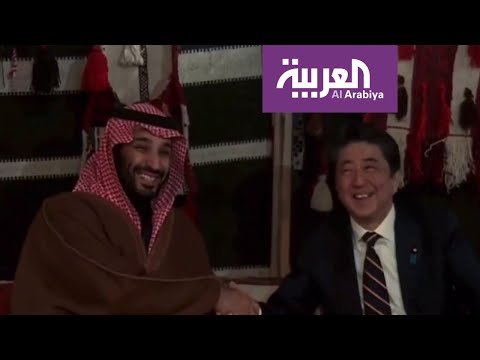 شاهد محمد بن سلمان يلتقى رئيس وزراء اليابان تحت خيمة في العلا