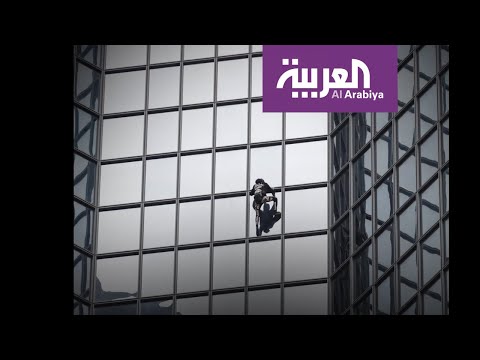 شاهد فرنسي يغامر بطريقة خطيرة للاحتجاج على قانون التقاعد