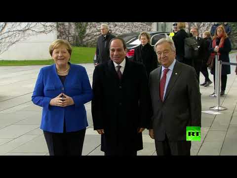 شاهد أنغيلا ميركل وعبد الفتاح السيسي على عتبة قاعة مؤتمر برلين